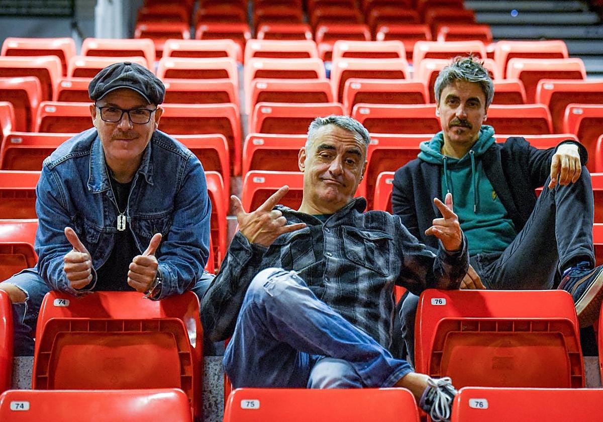 El trío vizcaíno posa en las gradas del Bizkaia Arena.