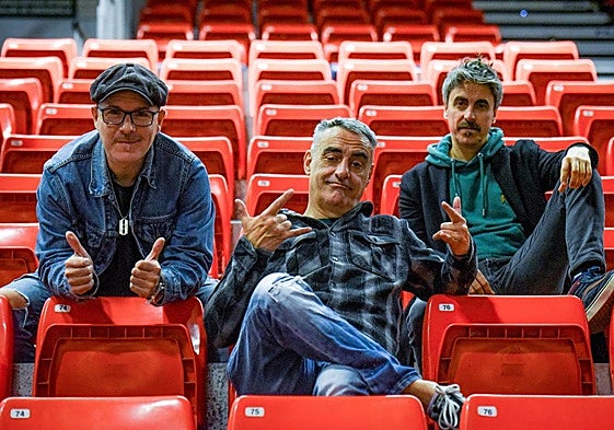 El trío vizcaíno posa en las gradas del Bizkaia Arena.