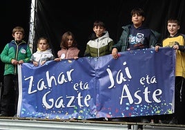 Kantuz eta euskaraz ospatu dute Euskararen Eguna