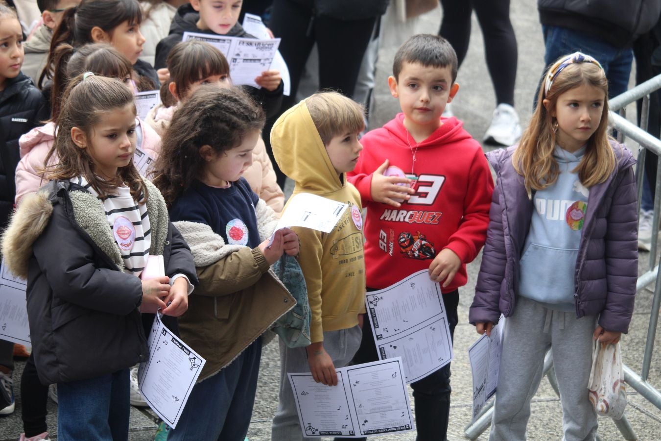 Kantuz eta euskaraz ospatu dute Euskararen Eguna