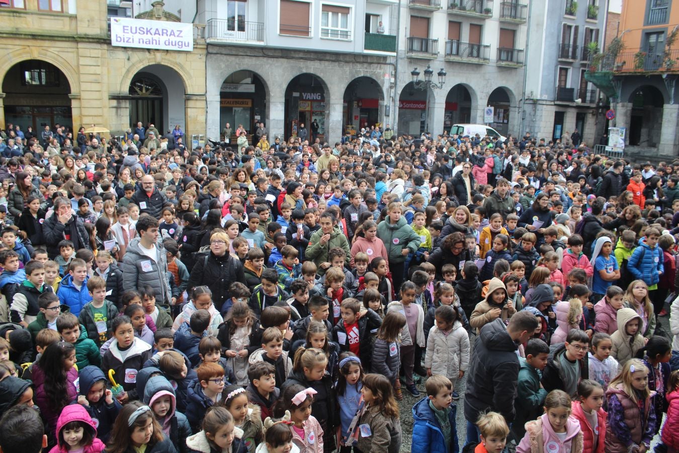 Kantuz eta euskaraz ospatu dute Euskararen Eguna
