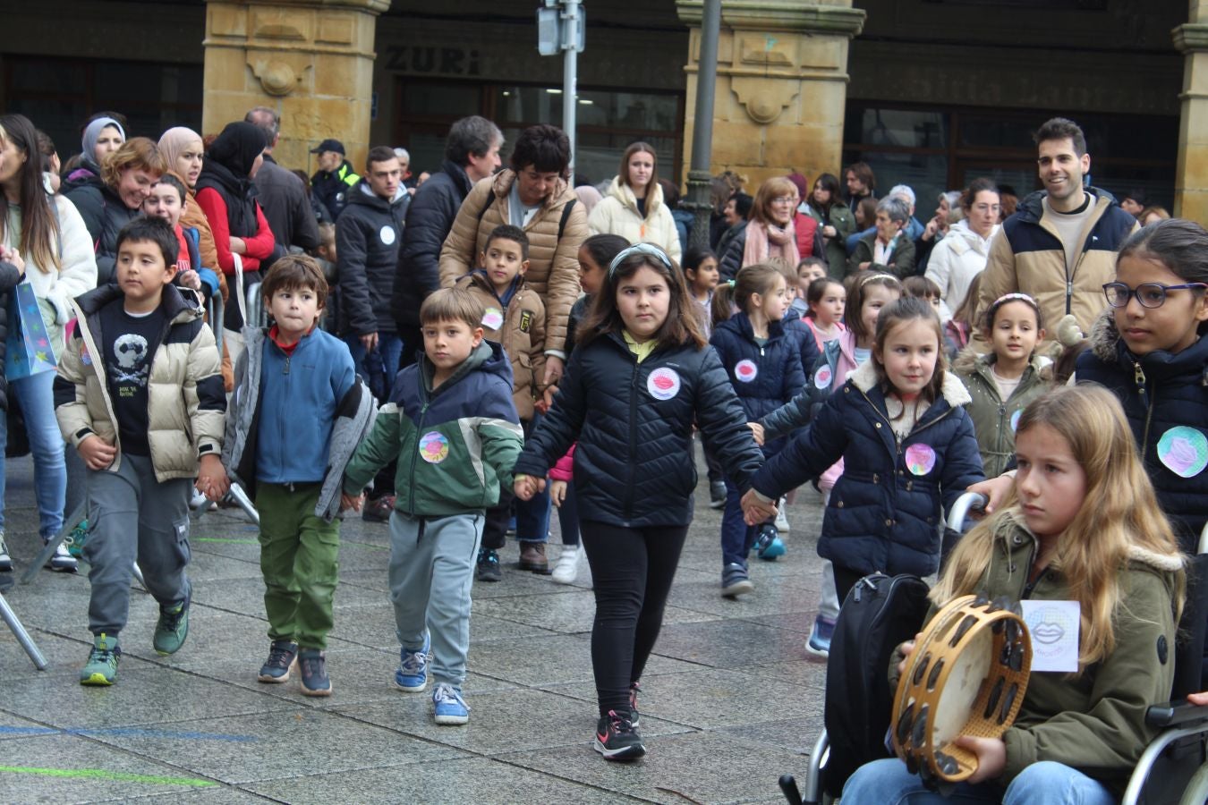 Kantuz eta euskaraz ospatu dute Euskararen Eguna