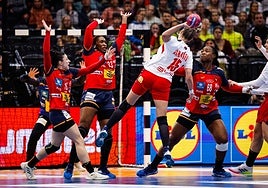 Etxeberria, Gassama y Tchaptchet ayer durante el partido de las Guerreras ante Serbia.