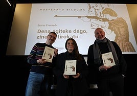Josemi Beltran, Donostia Kulturako zine programazioko arduraduna, Iratxe Fresneda, liburuaren koordinatzailea, eta Joxean Fernández, Euskadiko Filmategiko zuzendaria, asteazken honetan liburuaren aurkezpenean.