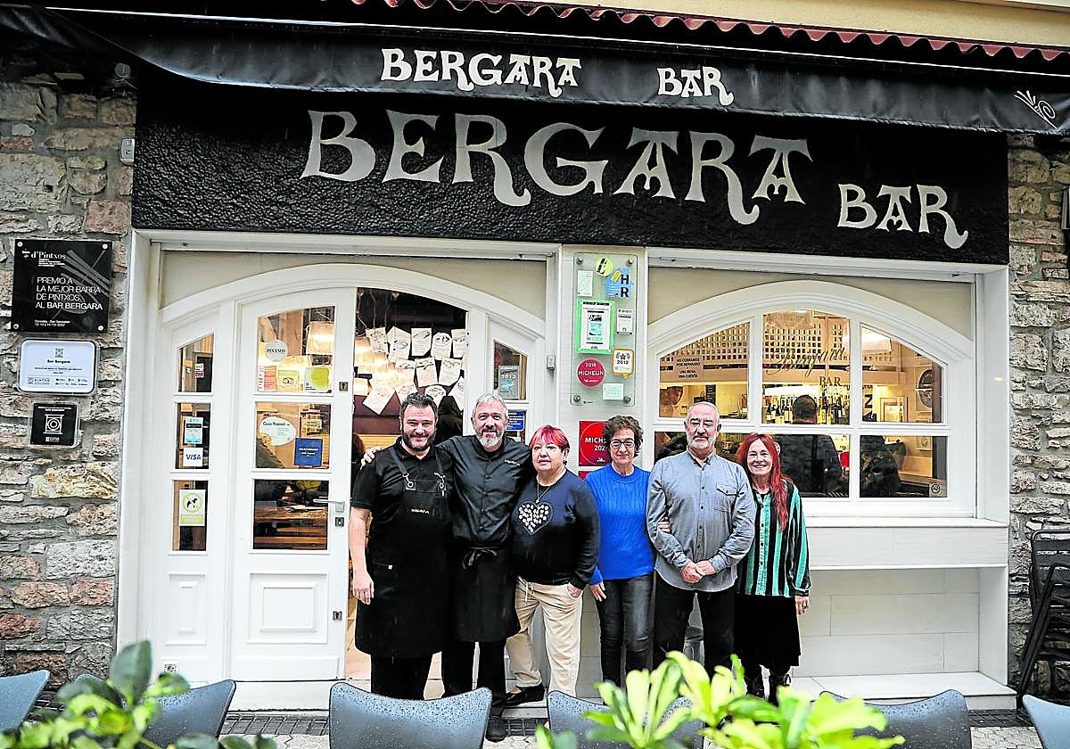 El equipo del Bergara Bar, a la entrada del establecimiento.