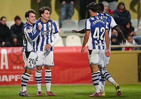 Goti, felicitado por su gol por Odriozola, Carrera y Sadiq.