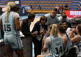 Azu Muguruza se dirige a sus jugadores durante un tiempo muerto.