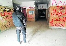 Uno de los jóvenes okupantes del instituto de Martutene, en una imagen tomada este martes.