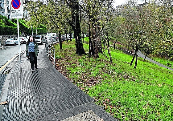 Denuncia Ángel: «En el paseo Beloka con el parque Basoerdi, zona muy próxima al colegio Aldapeta, la vía peatonal está sin rematar. Es neceseario que esa barandilla que cubre una parte del paseo se amplíe al resto de la acera. Además de ayuda para muchos peatones, sirve como protección para evitar posibles caídas al verde. No se entiende que no la hayan puesto ya, la verdad».