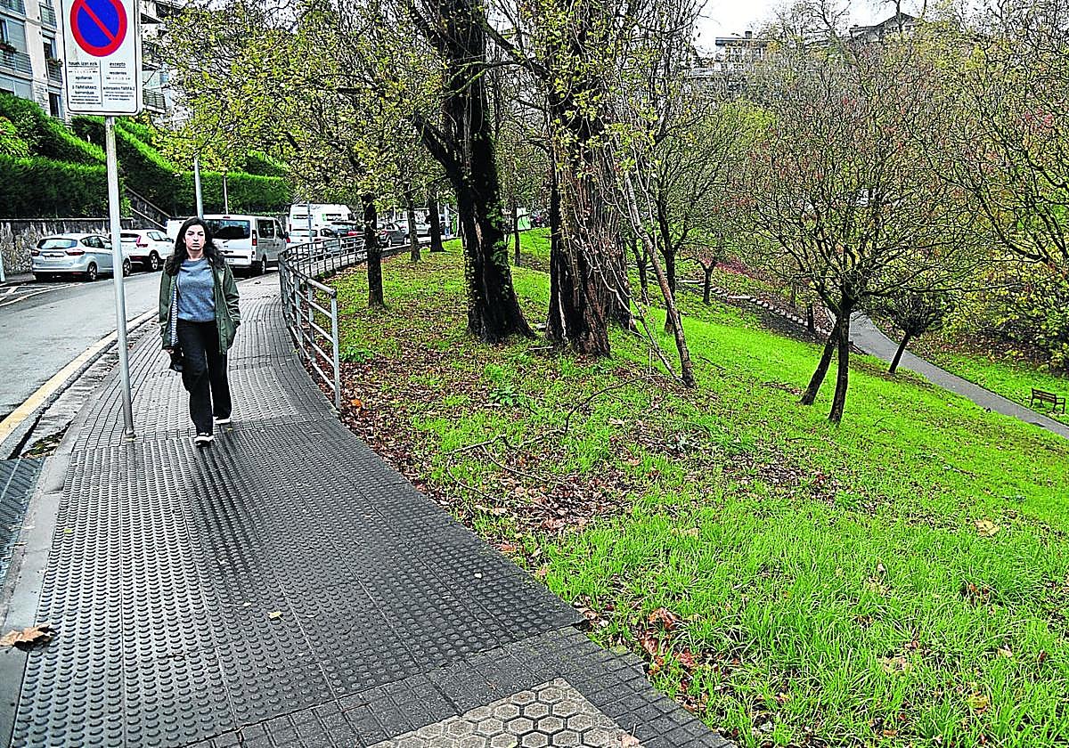 Denuncia Ángel: «En el paseo Beloka con el parque Basoerdi, zona muy próxima al colegio Aldapeta, la vía peatonal está sin rematar. Es neceseario que esa barandilla que cubre una parte del paseo se amplíe al resto de la acera. Además de ayuda para muchos peatones, sirve como protección para evitar posibles caídas al verde. No se entiende que no la hayan puesto ya, la verdad».