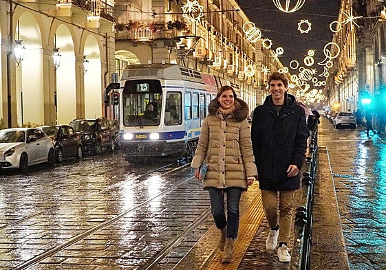 Ane Oyarbide y Jon Insasuti pasean por la via Po de Turín, junto a la piazza Vittoria Veneto.
