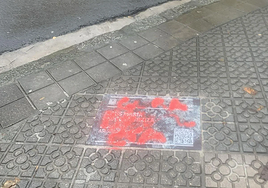Imagen de las placas vandalizadas en Madalena y en Santa María.