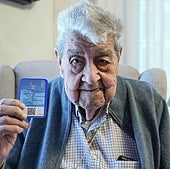 José Juan Ramos sostiene su carnet de socio para la entrevista que concedió a este periódico en noviembre de 2024.