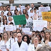 Médicos del Hospital Donostia muestran sus reivindicaciones en la última jornada de huelga.