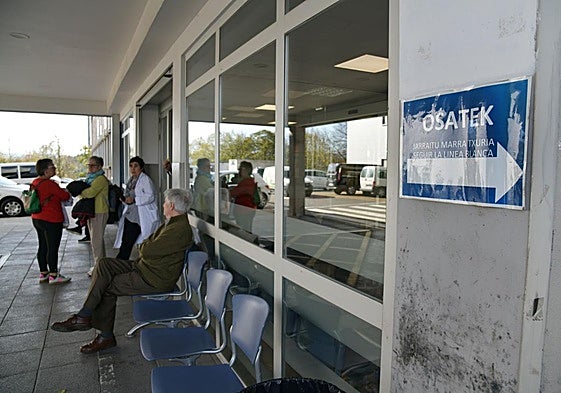 Varias personas aguardan a la entrada de Osatek en el Hospital de Zumarraga.