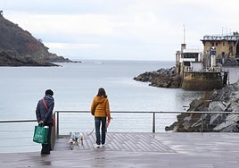 Unas mujeres en el naútico de Donostia con unas vistas apetecibles.