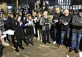 Eguraldi hotza eta tristeari aurre eginez, abestera atera ziren atzo Urnieta Euskararen eguneko egitarauaren baitan.