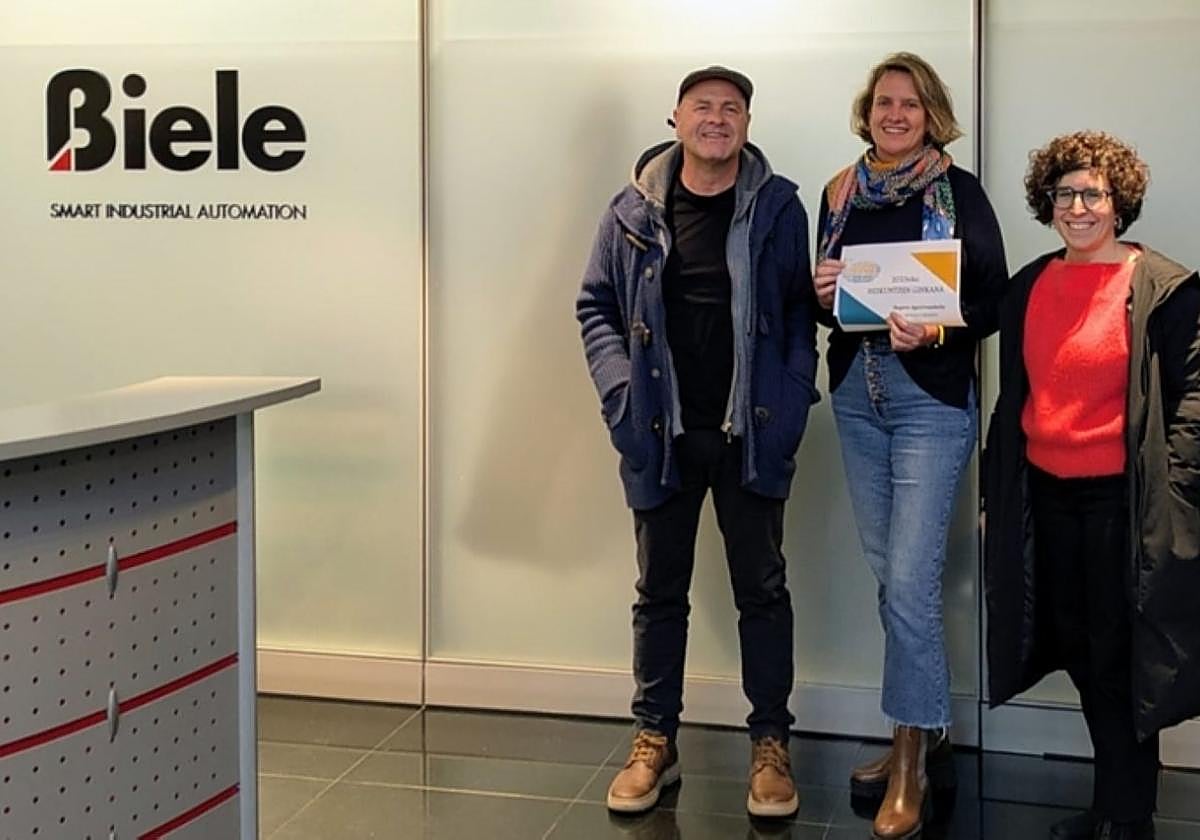 Aitor Larrañaga Euskara batzordeburua, Biele enpresako Nagore Agirrezabala eta Alaitz Imaz Eleguneko teknikaria.