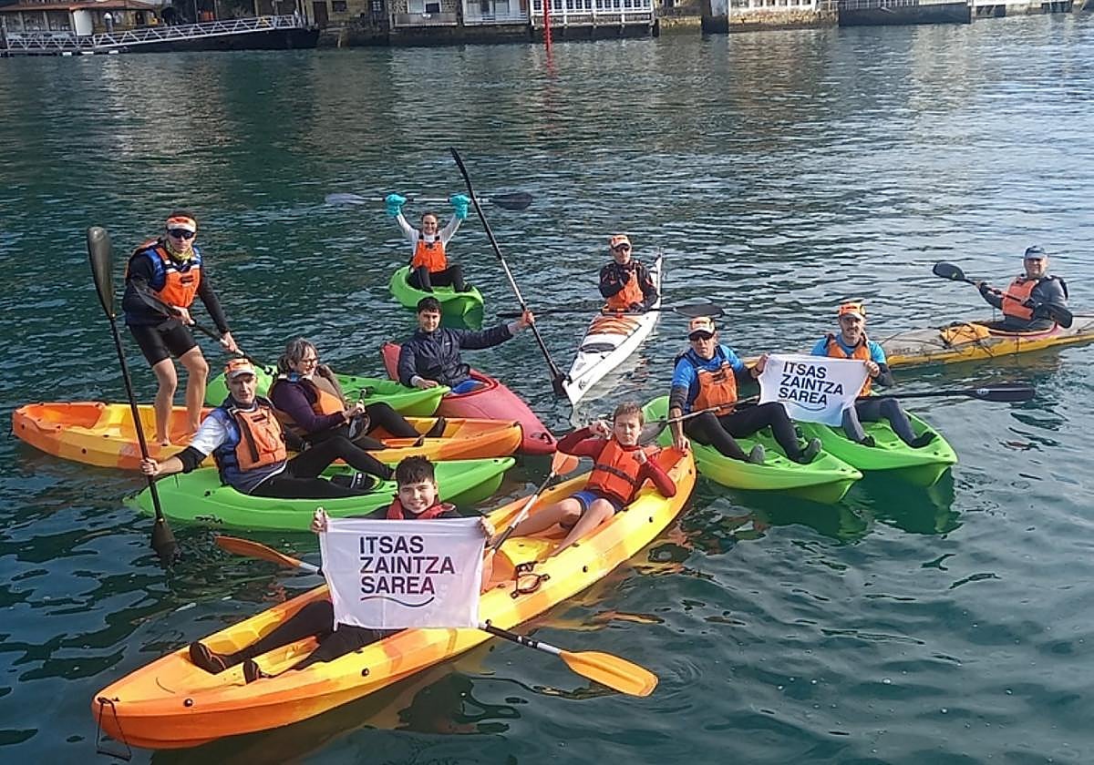 Los palistas que intervinieron en la bahía de Pasaia.