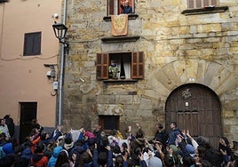 Herriko gazteak etxez-etxe joango dira gozoki bila larunbatean.