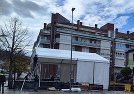 La carpa estará en servicio hasta que se ejecute la remodelación de la plaza.