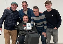 Joseba Azkarate y Aitor Rementeria, dos de los pilares del club, estuvieron biene acompañados en Donostia.