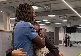 Edna Imade se abraza con Nerea Eizagirre ayer a su llegada a Zubieta.