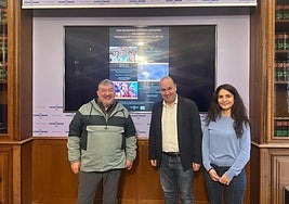 Dioniso Horrillo, de la asociación 'Ayudemos a un niño', el delegado Gorka Álvarez y la técnico Ane Loro.