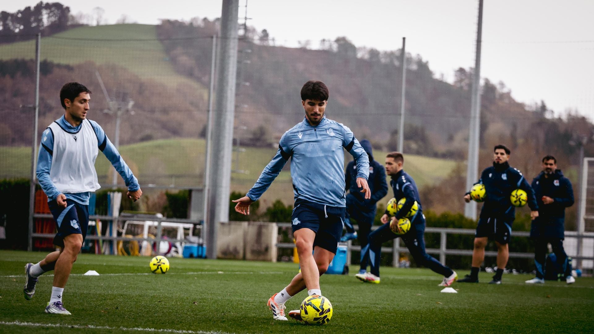 Lluvia y un gol de chilena pensando ya en Mendizorrotza