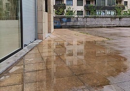 Denuncia Marta una situación que padecen desde hace dos años y medio: «Así tenemos la entrada a nuestro local de centro médico, en la plaza Resines y Olóriz, lo que hace que nuestros pacientes tengan dificultades para llegar. La plaza tiene varios desniveles y se generan charcos grandes en la entrada del local y en medio de la plaza».