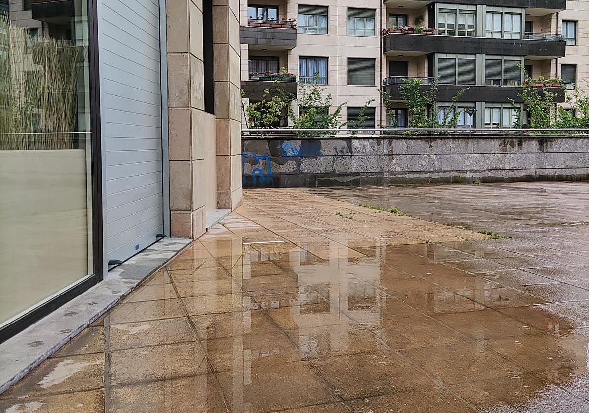 Denuncia Marta una situación que padecen desde hace dos años y medio: «Así tenemos la entrada a nuestro local de centro médico, en la plaza Resines y Olóriz, lo que hace que nuestros pacientes tengan dificultades para llegar. La plaza tiene varios desniveles y se generan charcos grandes en la entrada del local y en medio de la plaza».