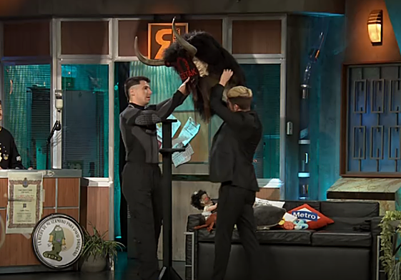 David Broncano se prueba la cabeza de momotxorro que le regaló Pello Reparaz.