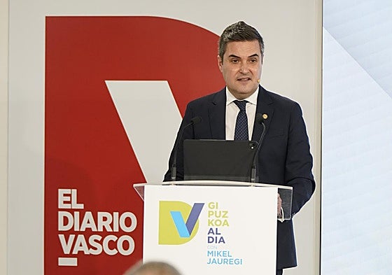 El consejero de Industria, Transición Energética y Sostenibilidad del Gobierno Vasco, Mikel Jauregi, durante el foro 'Gipuzkoa Al Día' organizado por El Diario Vasco en colaboración con Telefónica.