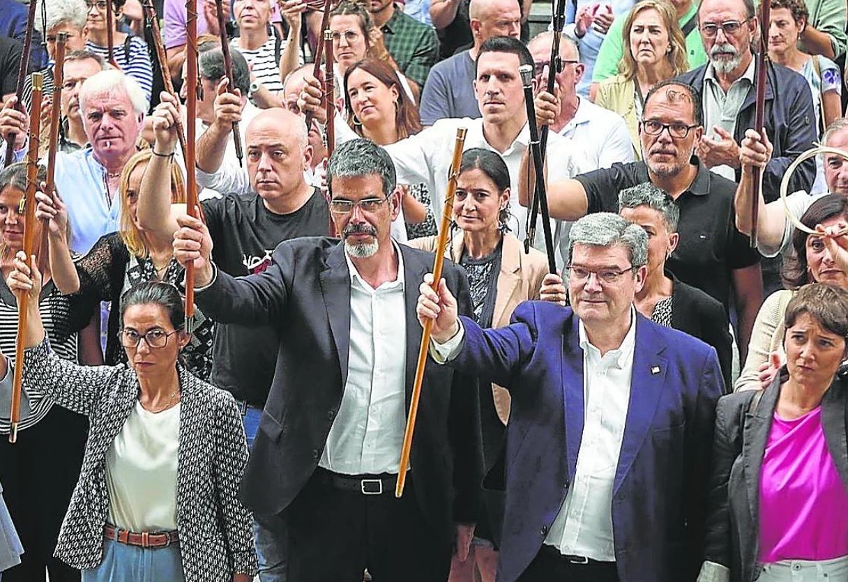 Alcaldes de PNV y Bildu, en una protesta ante el TSJPV en contra de las sentencias sobre el euskera.