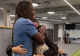 Edna Imade se abraza con Nerea Eizagirre este viernes.