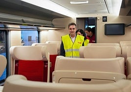 El consejero de Industria, Mikel Jauregi, en una visita a CAF.