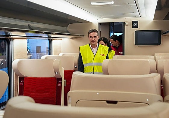 El consejero de Industria, Mikel Jauregi, en una visita a CAF.