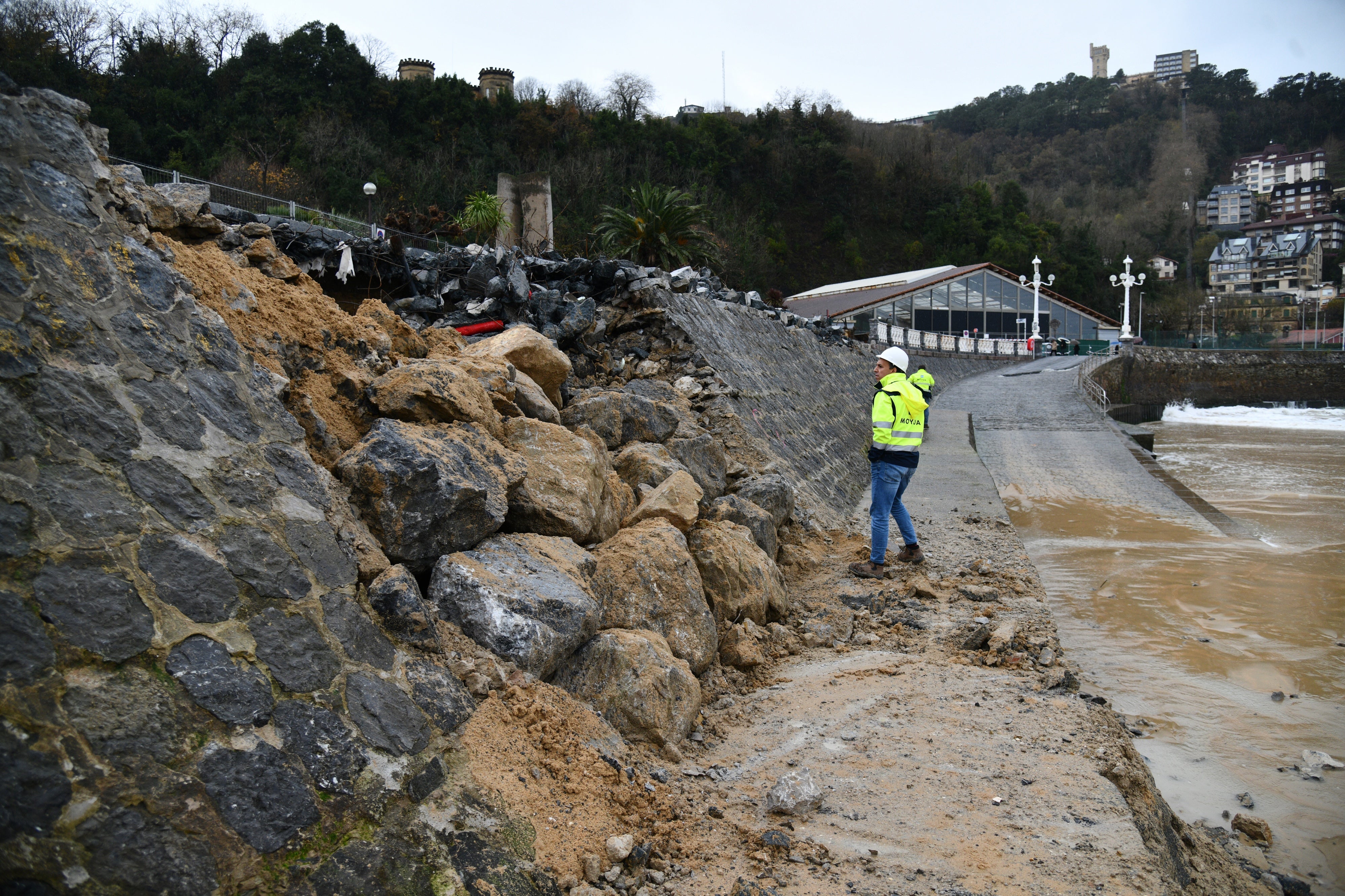 Imagen secundaria 2 - El temporal abre tres boquetes en el muro de costa que empezaba a ser reparado en Ondarreta