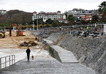 Los destrozos provocados por el temporal de olas y las mareas vivas de los últimos días son apreciables en el muro de Ondarreta