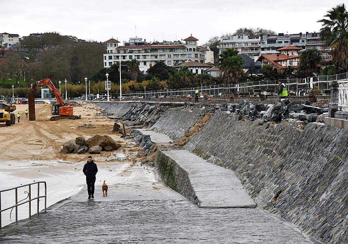 Los destrozos provocados por el temporal de olas y las mareas vivas de los últimos días son apreciables en el muro de Ondarreta