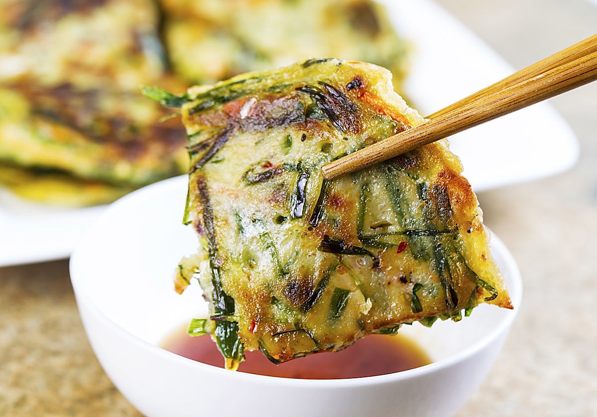 Las mil y una versiones de jeon, la tortilla coreana de moda