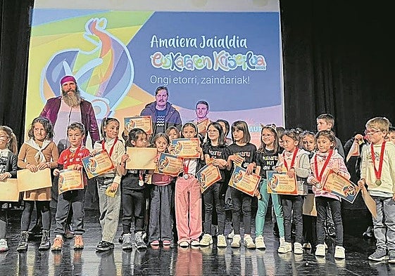 Euskararen Egunak oihartzun ederra izan zuen eskoletan, kalean, saltokietan....