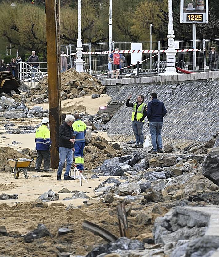Imagen secundaria 2 - El temporal parte en dos el paseo de Ondarreta
