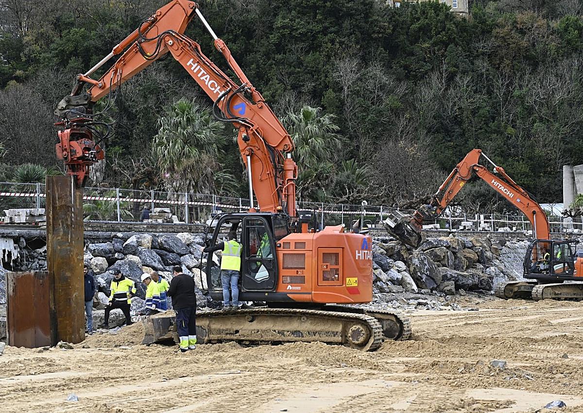 Imagen secundaria 1 - El temporal parte en dos el paseo de Ondarreta