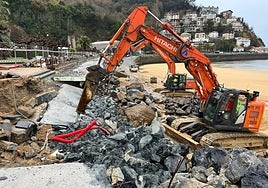El mar partió en dos el paseo tras romper la solera y llevarse parte del murete que separa la acera y los jardines de Ondarreta.