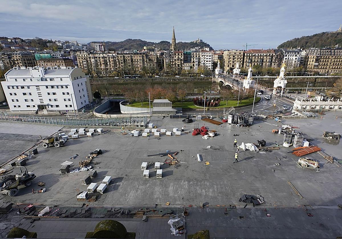 Operarios trabajaban ayer en el recubrimiento de la nueva plaza elevada frente a Tabakalera.