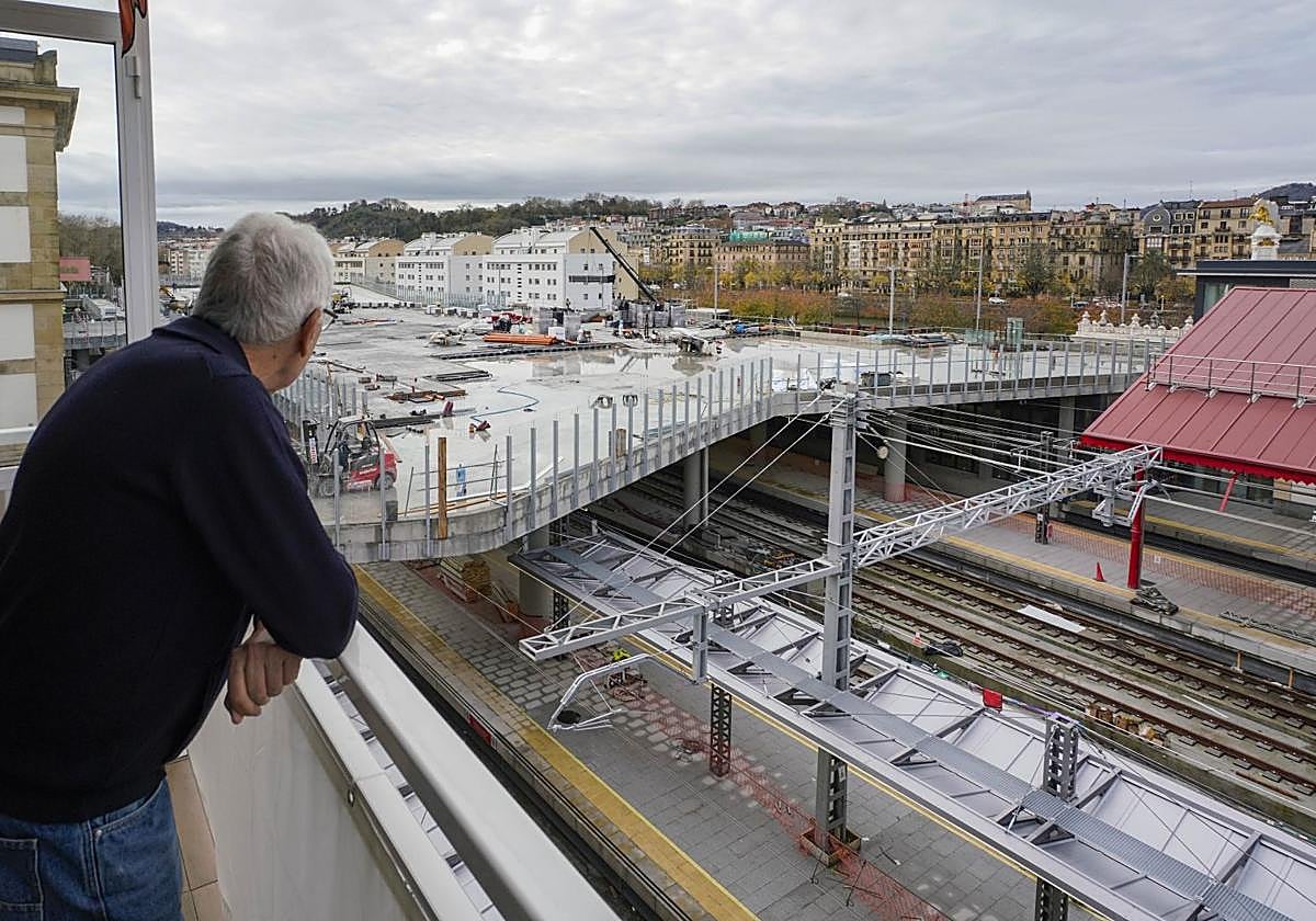 Los nuevos andenes centrales de la estación que recibirán al TAV y la plaza nueva plaza elevada junto a Tabakalera.
