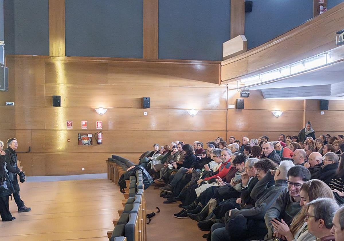 Okendo Zinema Taldea organizó la proyección del documental 'Lurdes Iriondo, ez gera alferrik pasako' en la casa de cultura.