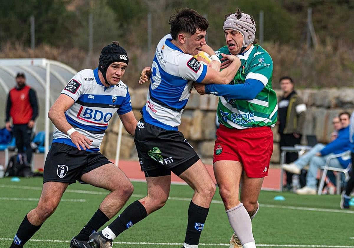 Disputa entre un jugador del Hernani y otro del Sant Cugat en el partido jugado en tierras catalanas.