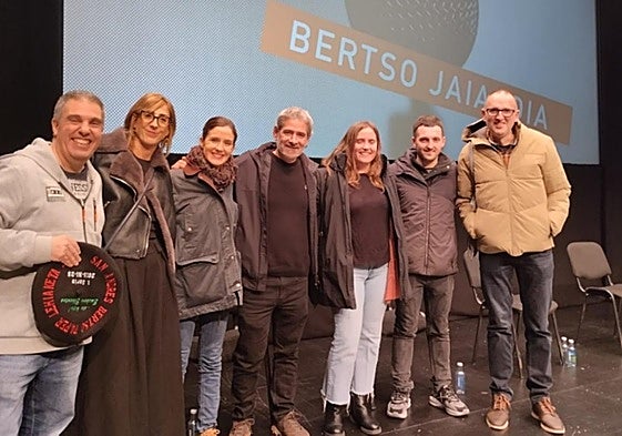 Legorburu posa sonriente con la txapela.